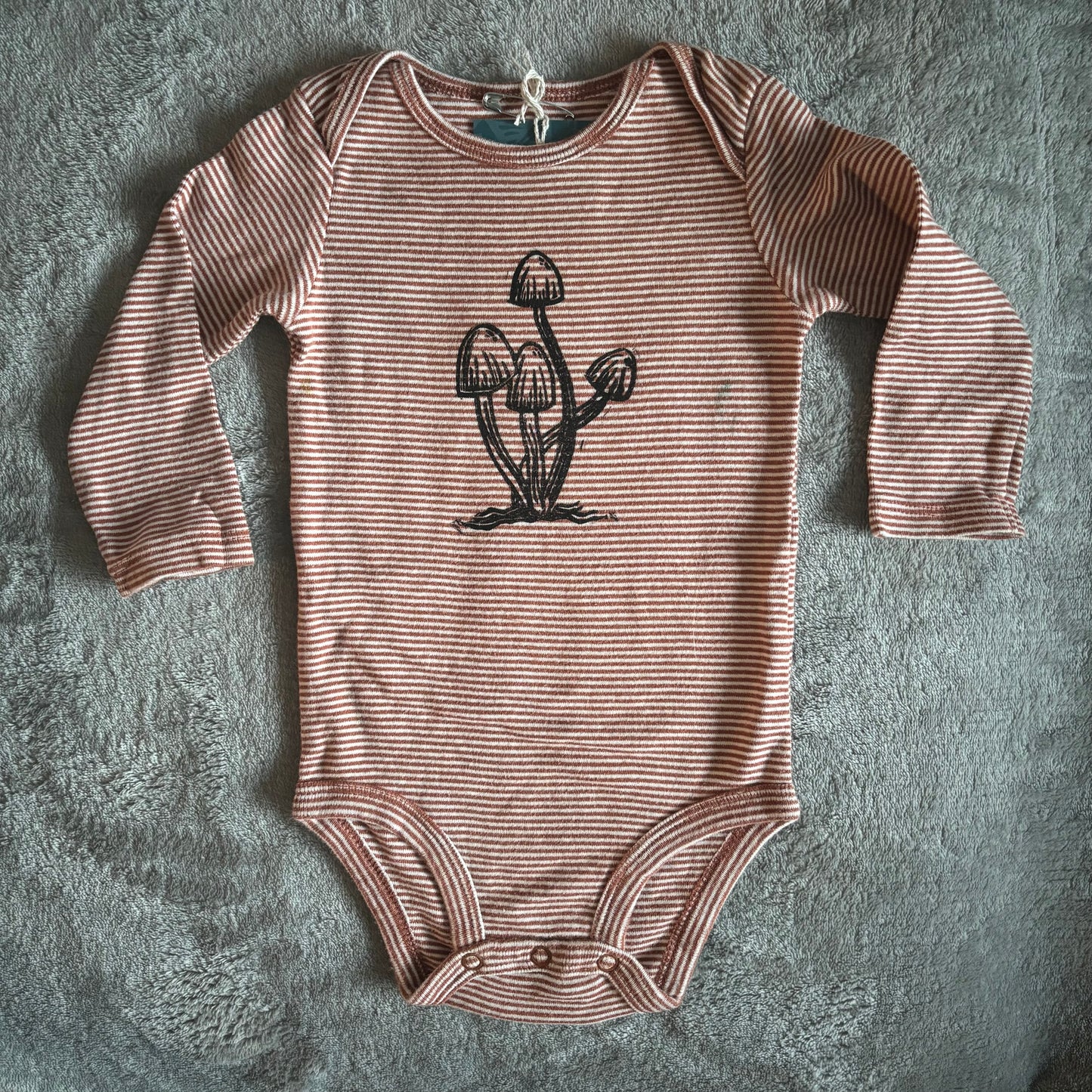 6-9M - fairy caps onesie (stain)