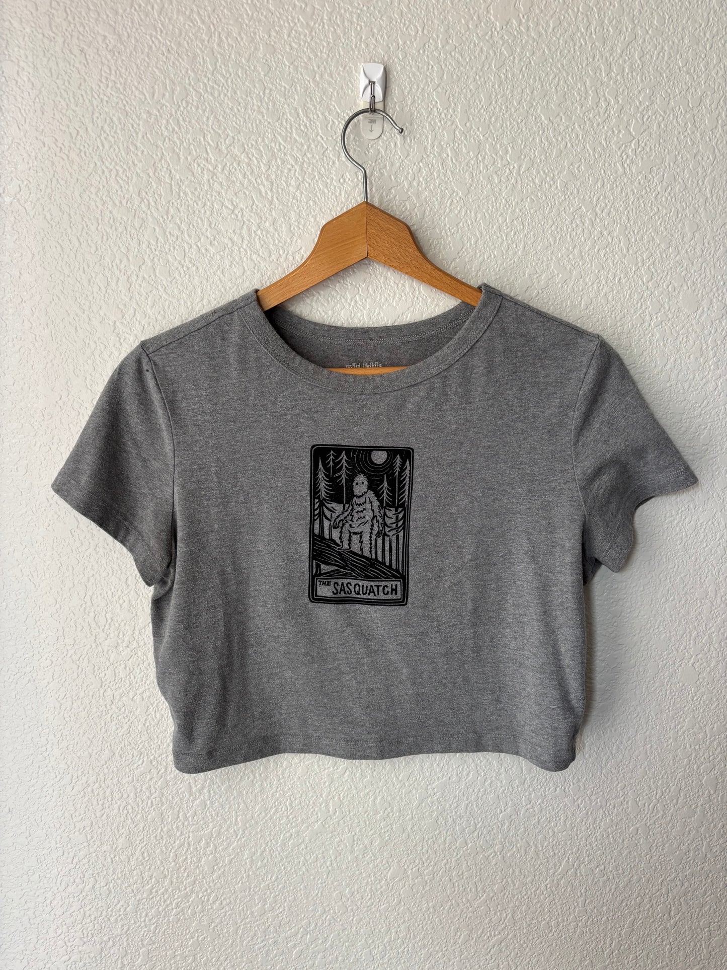 L sasquatch cropped t-shirt