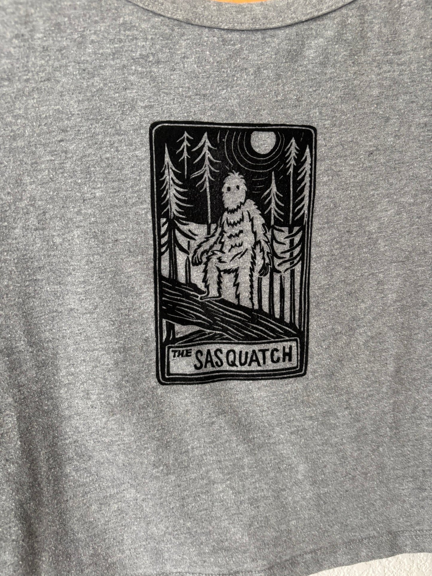 L sasquatch cropped t-shirt