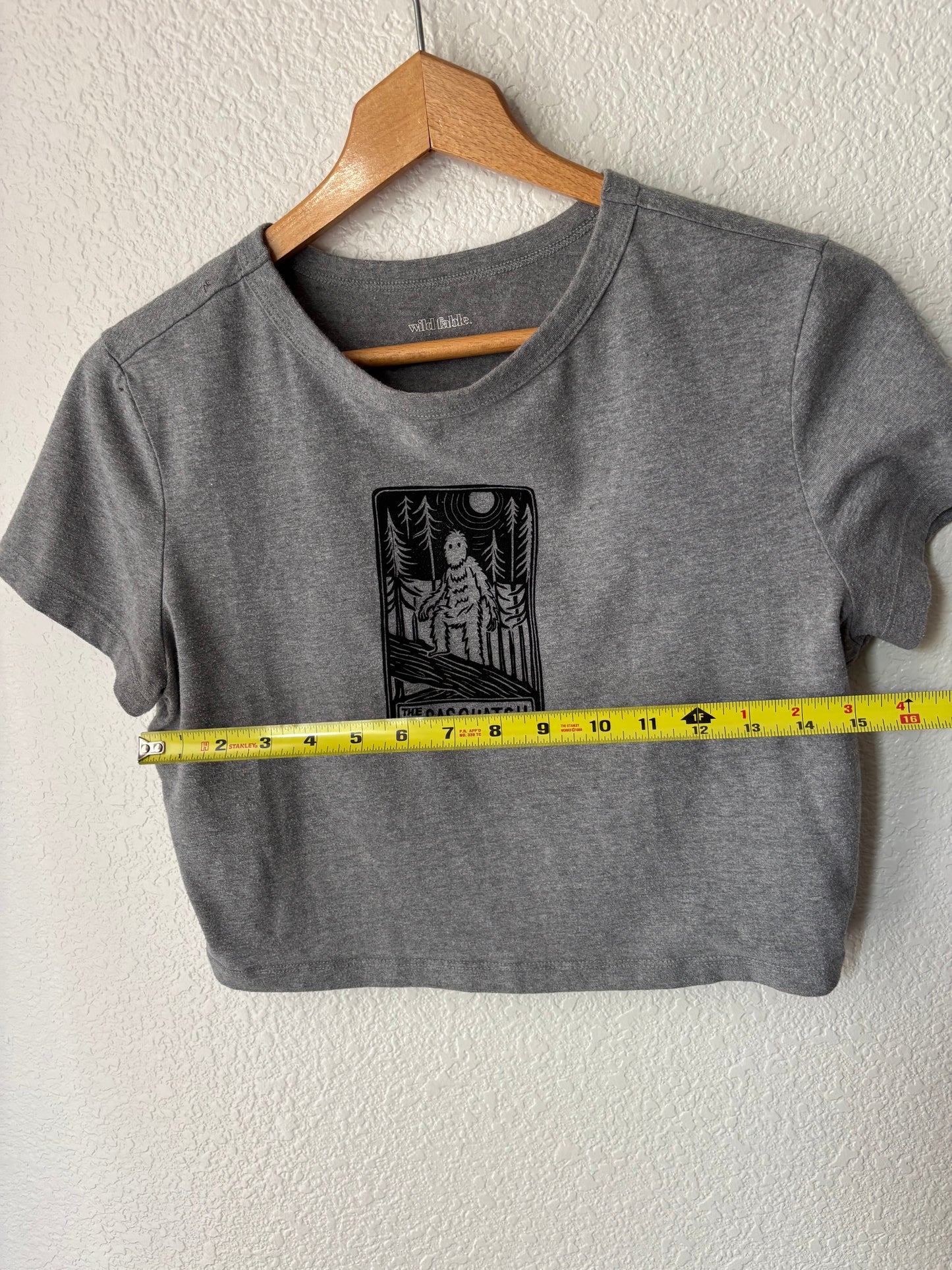 L sasquatch cropped t-shirt