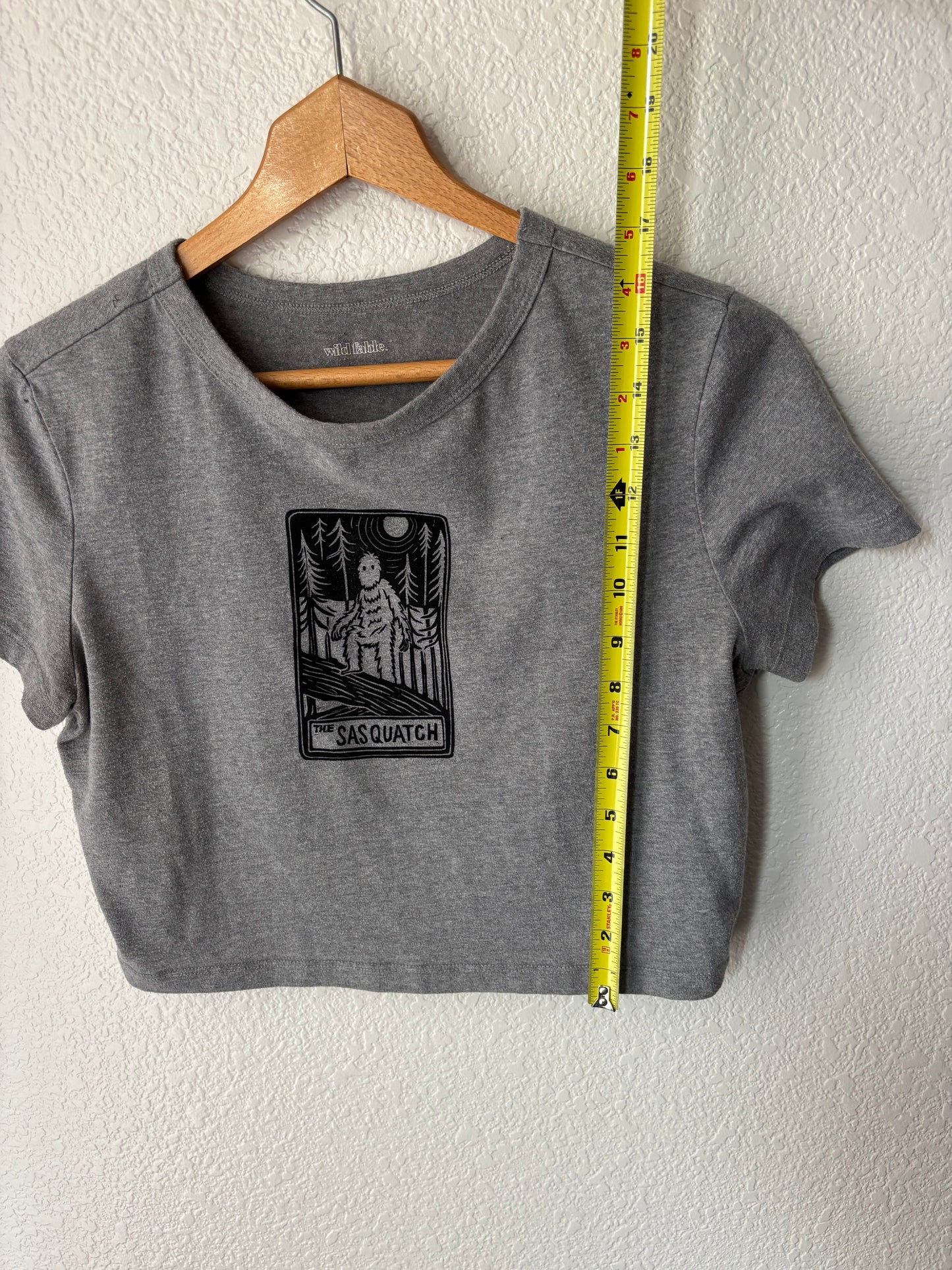 L sasquatch cropped t-shirt