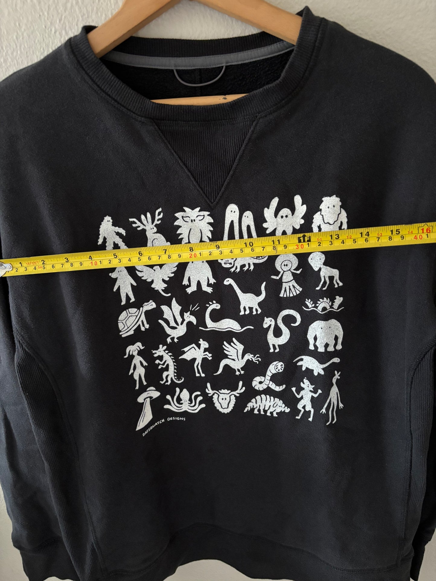 M - Mini monsters Crew neck